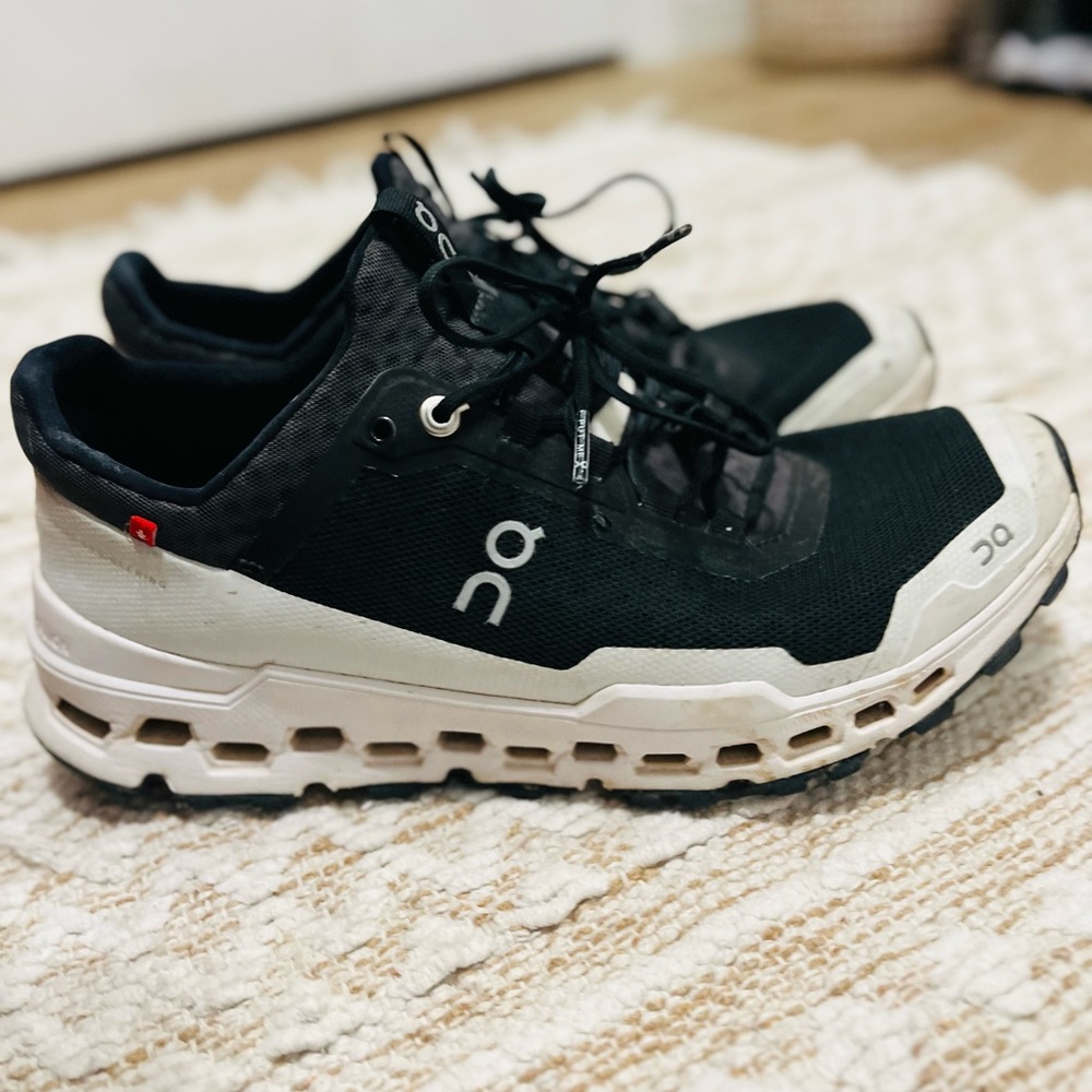women’s on cloud shoes size 9